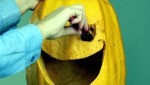 DIY Halloween pumpkin with an extra spooky twist🎃