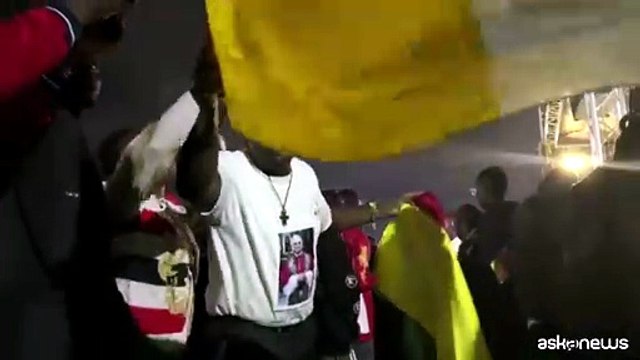 In Camerun centinaia alla messa all'aperto del Papa, fra canti e balli