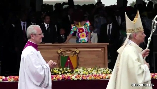 La messa all'aperto del Papa in aeroporto prima di lasciare il Camerun