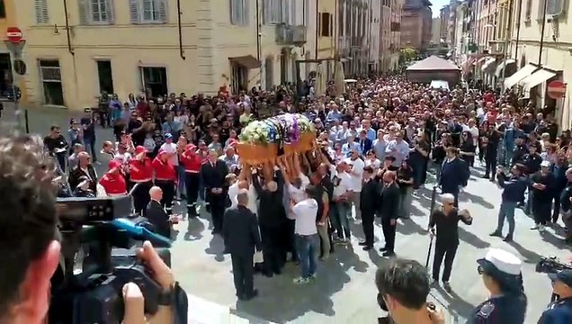 Funerale di Giacomo Bongiorni, l'arrivo del feretro al Duomo