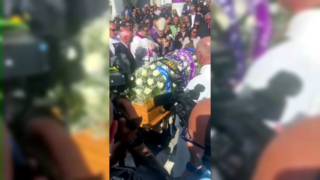Massa, funerali di Giacomo Bongiorni: la folla canta sulle note di Vasco