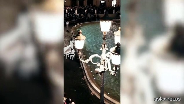 Esibizione a sorpresa di Achille Lauro a Fontana di Trevi