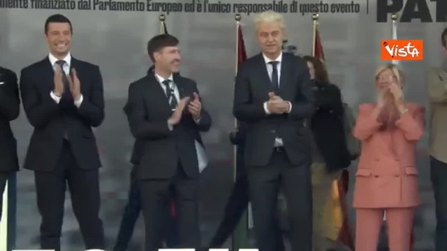 I leader europei salgono tutti sul palco alla manifestazione dei Patrioti a Milano