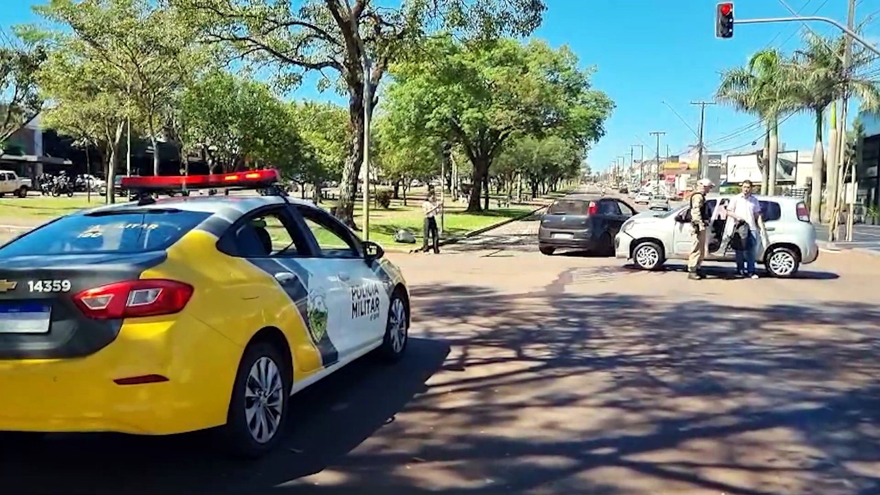 Acidente em cruzamento com semáforo mobiliza Polícia Militar em Cascavel