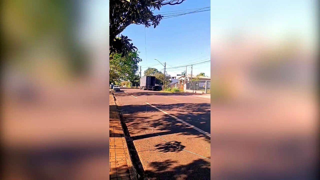 Fios soltos em cruzamento de Cascavel acendem alerta para risco de acidentes