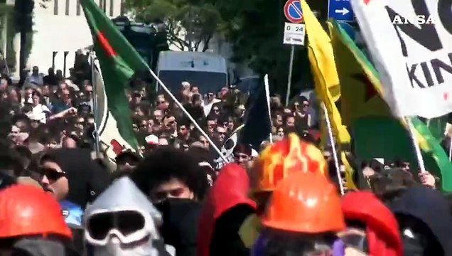 Milano, tensioni al corteo contro il raduno dei Patrioti: idranti e lacrimogeni sui manifestanti