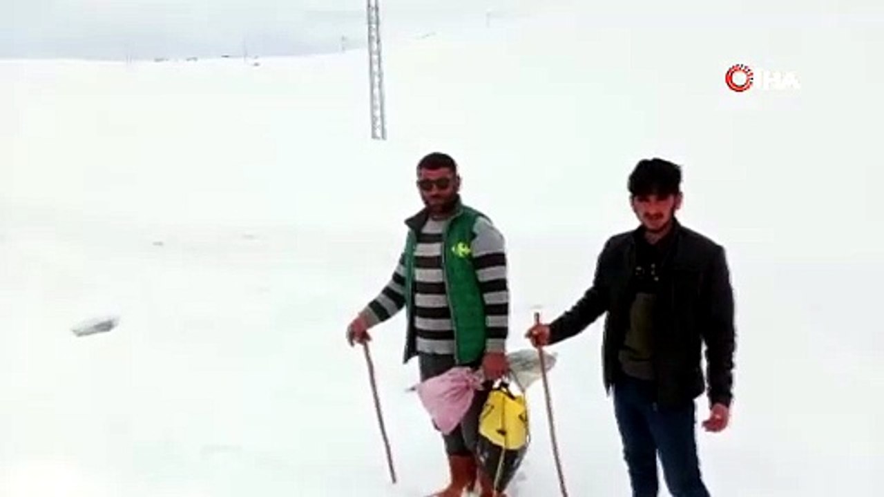 Ağrı’da Nisan karı köy yollarını kapattı