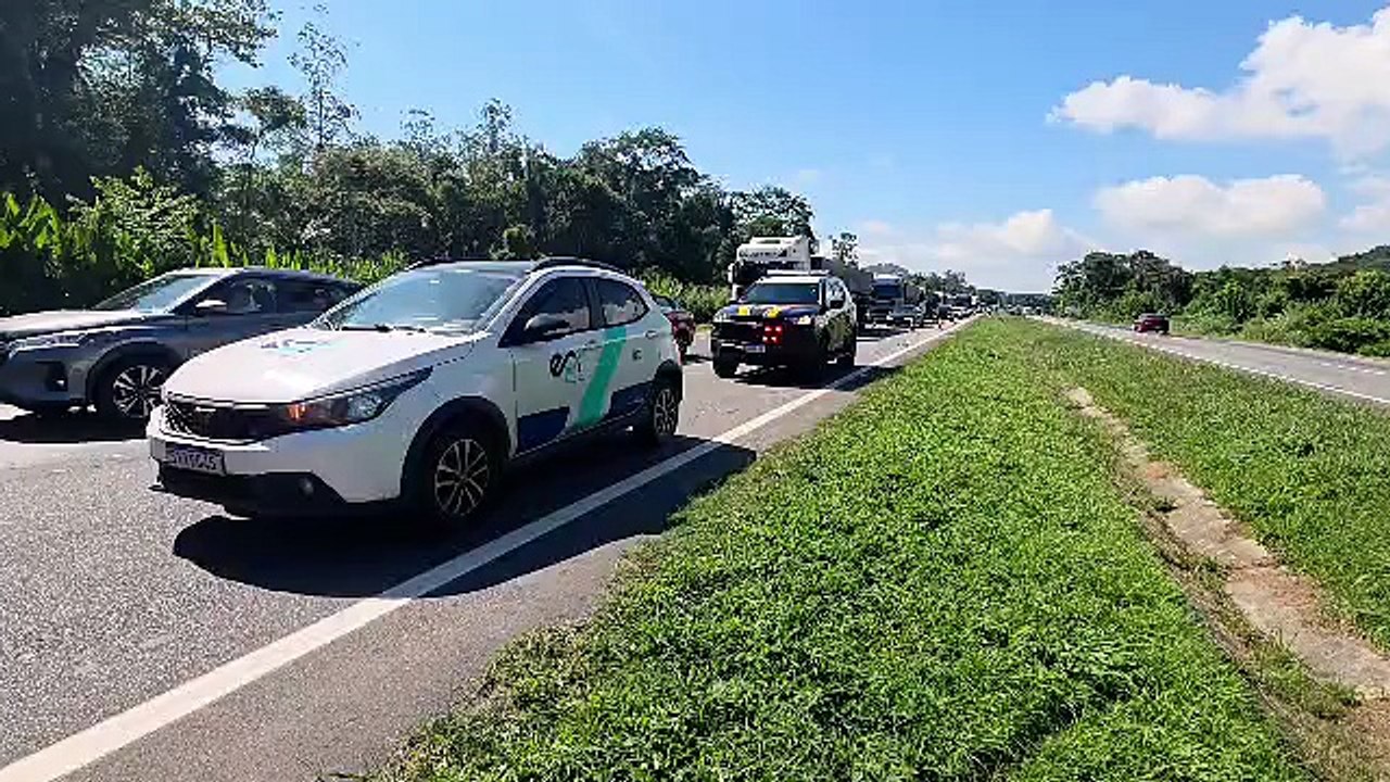 Colisão entre carro e caminhão provoca tombamento e interdição parcial na BR-277 em Morretes