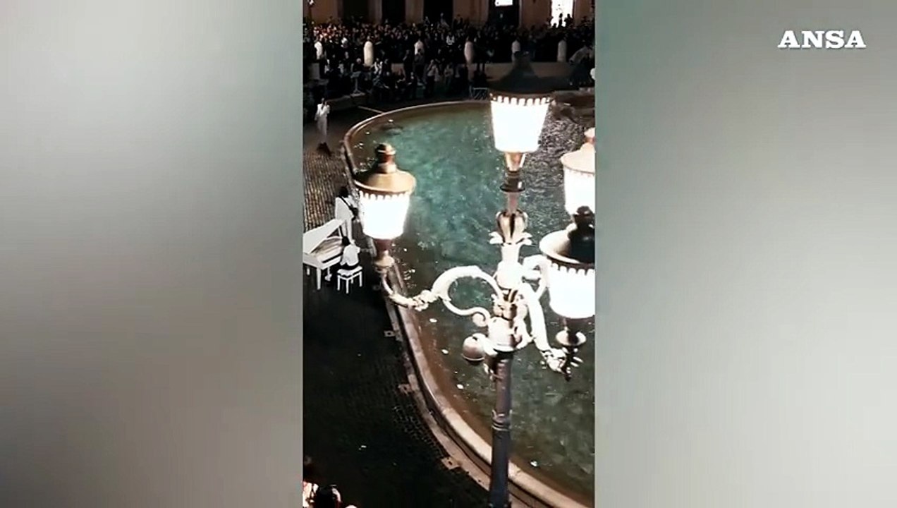 Achille Lauro e lo spettacolo magico alla Fontana di Trevi