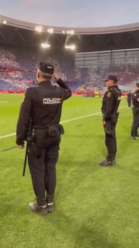 Policías nacionales escuchando el himno de España durante los pitidos