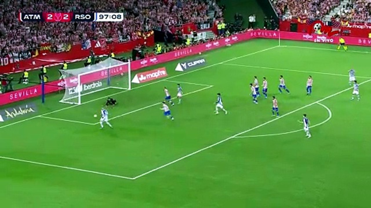 Doble atajada de Juan Musso