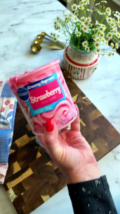 Easy Cupcake Decorating technique!  #cupcake #baking #cake