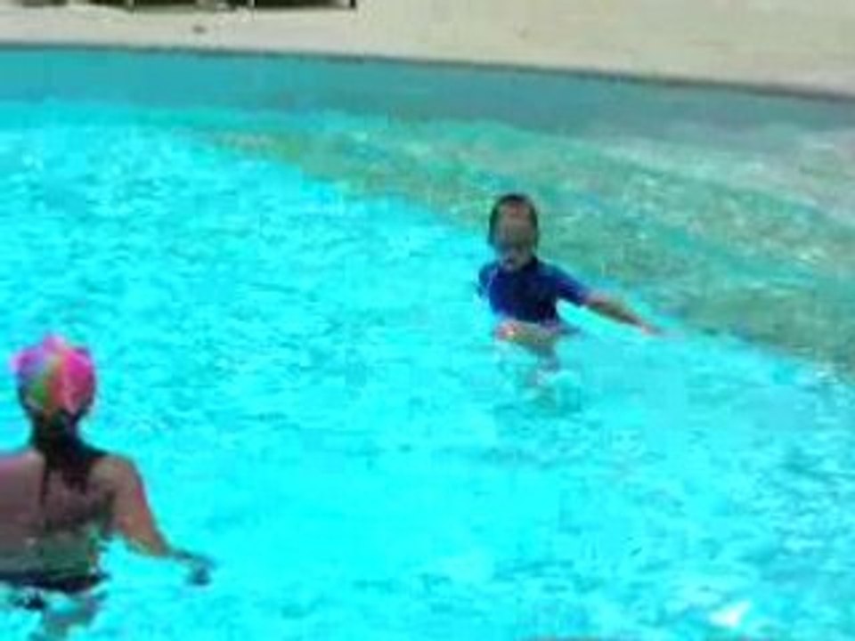 Benjamin au cours d'aquagym avec ses copines