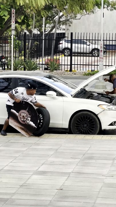 مقالب مضحكة: خدعة العجلة الوهمية التي صدمت الجميع! 🤣🚙 | Hilarious Prank: The Fake Wheel Trick That Fooled Everyone