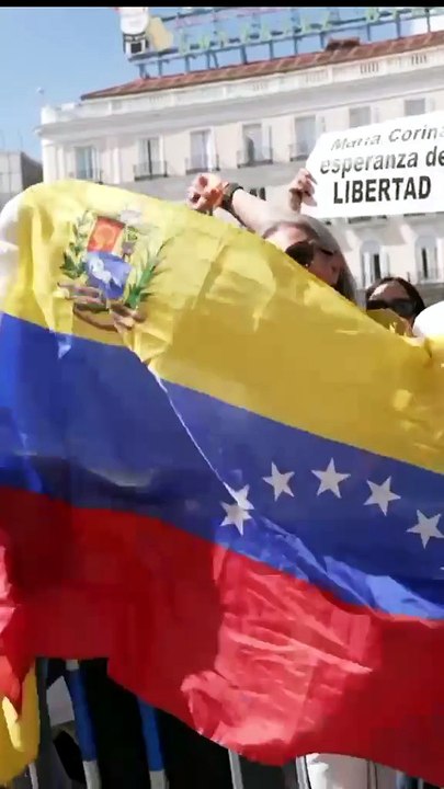 Miles de personas aclaman a María Corina Machado en Sol tras recibir la Medalla de Oro de Madrid