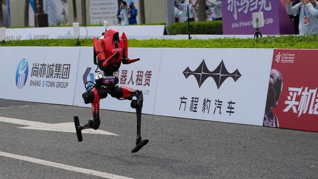 Un robot umanoide batte il record umano nella prima mezza maratona robotica al mondo