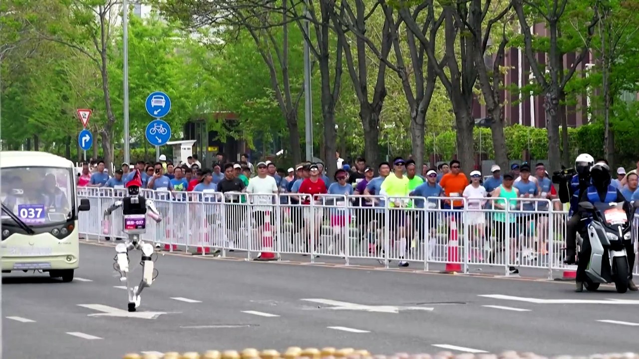 China testa robôs humanoides em meia maratona em Pequim