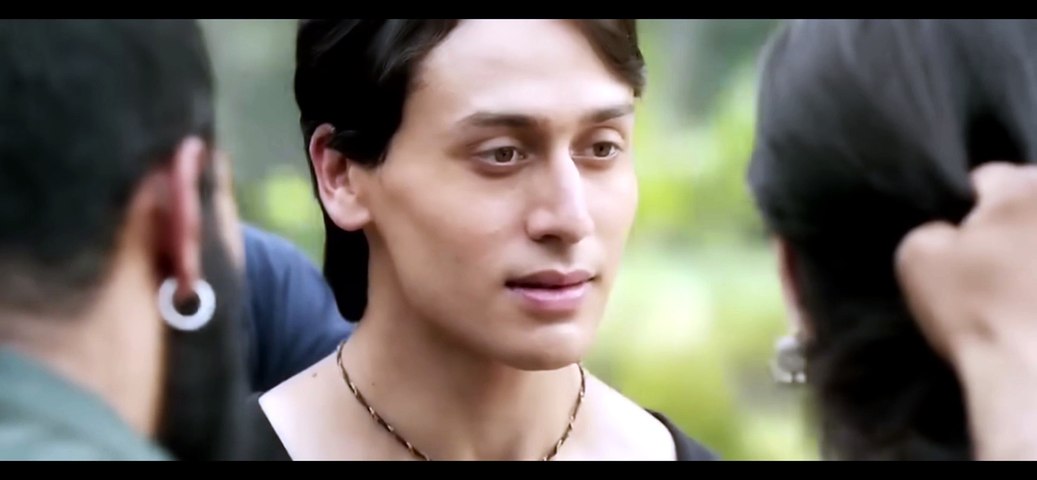 Love at First Sight Reaction Heropanti Kriti Sanon Entry Scene