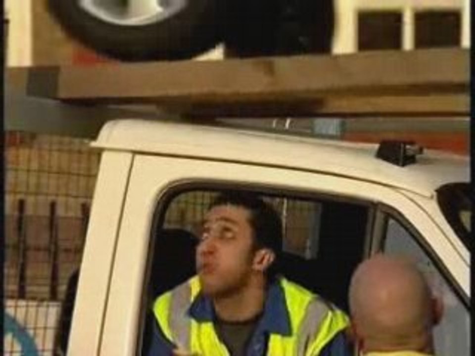 Femme garant sa voiture