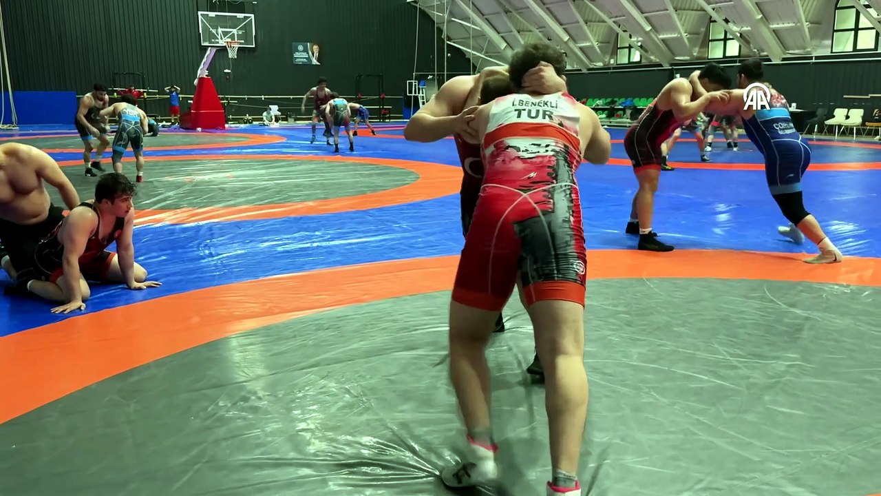 Milli güreşçi Hakan Büyükçıngıl'ın hedefi büyüklerde Avrupa şampiyonluğu: | Ajansspor | AA