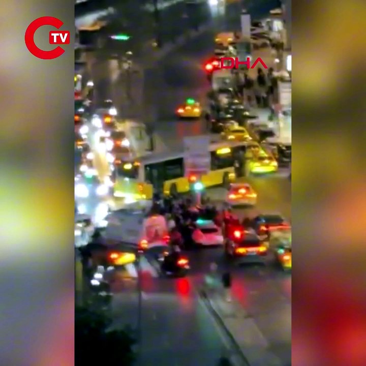 Otomobilin çarptığı direk turistin üzerine devrildi: Yoğun bakıma kaldırıldı