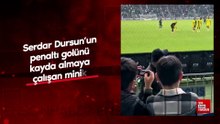 Serdar Dursun’un penaltı golünü kayda almaya çalışan minik Kocaelisporlu