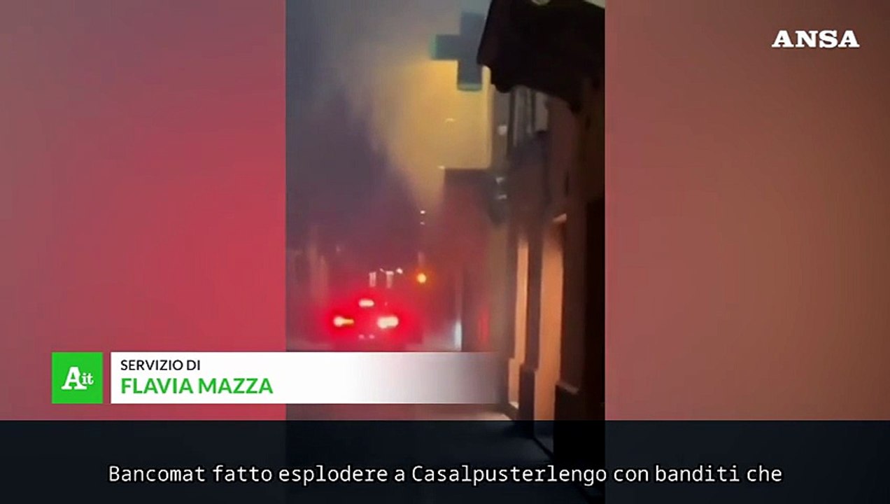 Fanno esplodere un bancomat durante la movida e c'e' chi fa il tifo