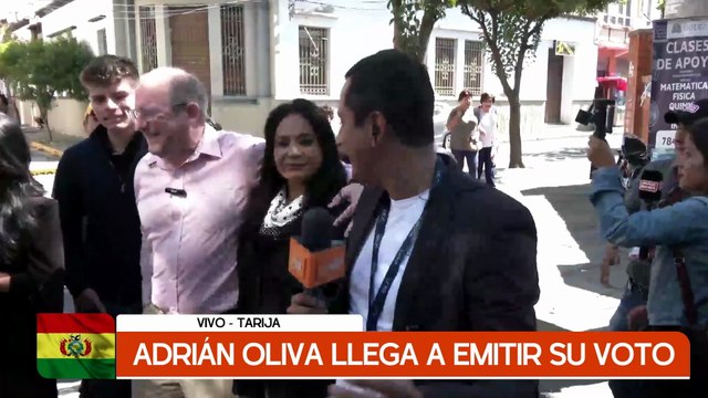 LLEGA A EMITIR SU VOTO ADRIAN OLIVA EN TARIJA