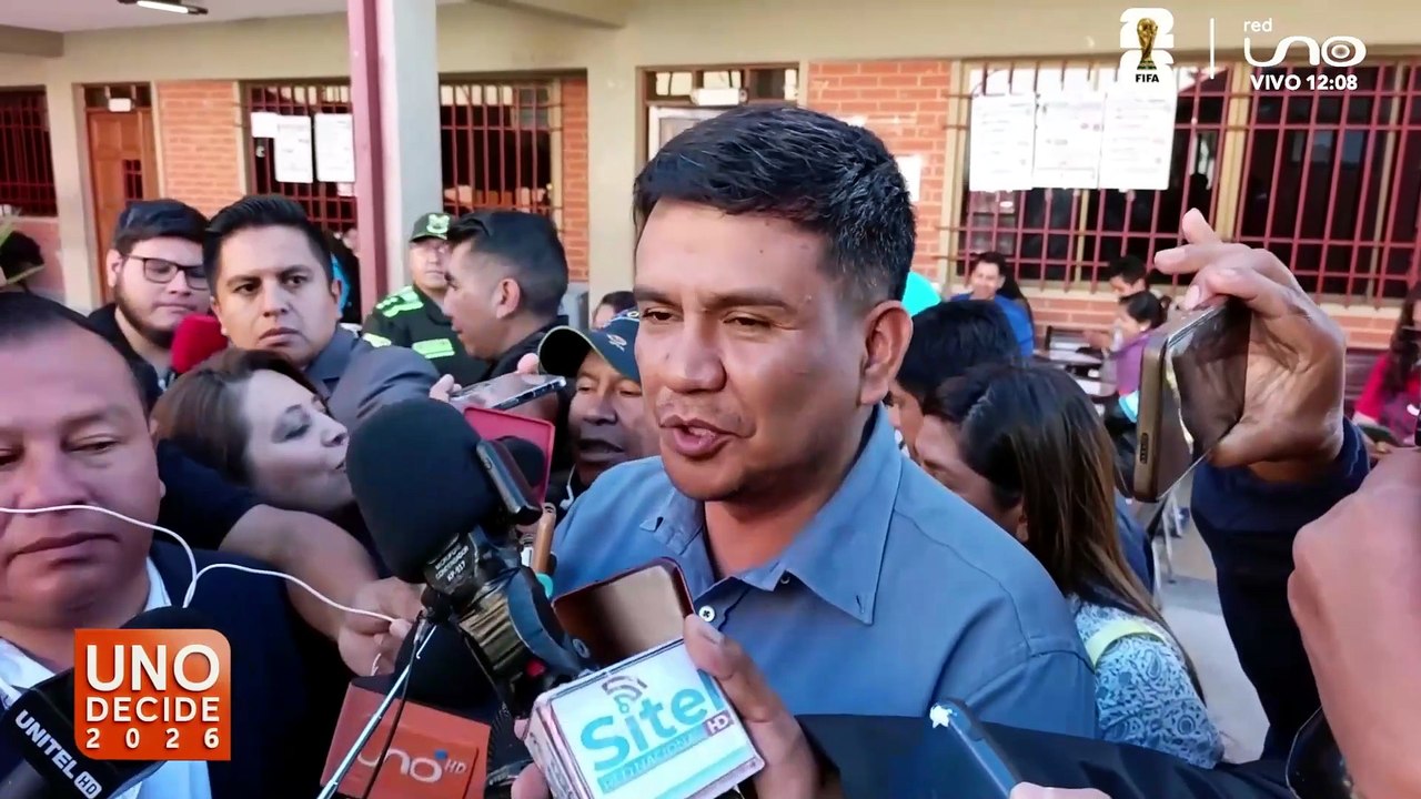 LUIS AYLLON ACUDE A VOTAR