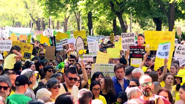 Cientos de personas marchan en Madrid bajo el lema: ¡La uni no se vende, la uni se defiende!