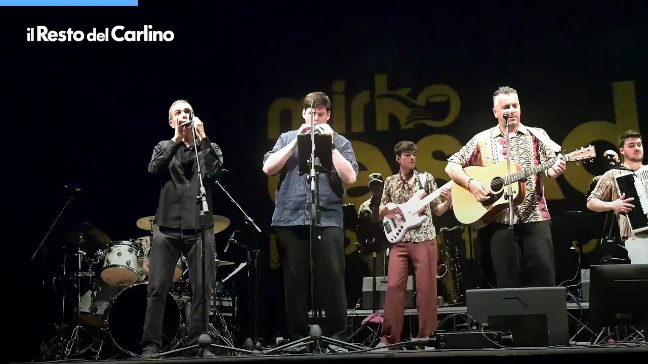 Mirko Casadei e la Popular Folk Orchestra suonano 'Romagna Mia' con l'americano Steve Higbee, all'ocarina