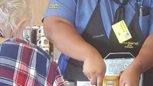 Cette serveuse aide un homme de 78 ans à manger puis reçoit une surprise inattendue