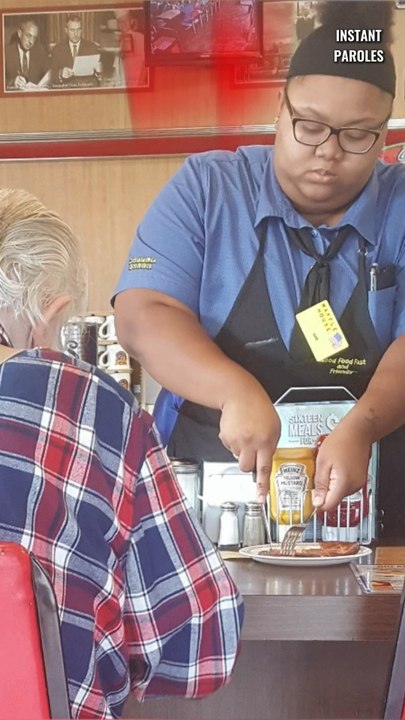 Cette serveuse aide un homme de 78 ans à manger puis reçoit une surprise inattendue