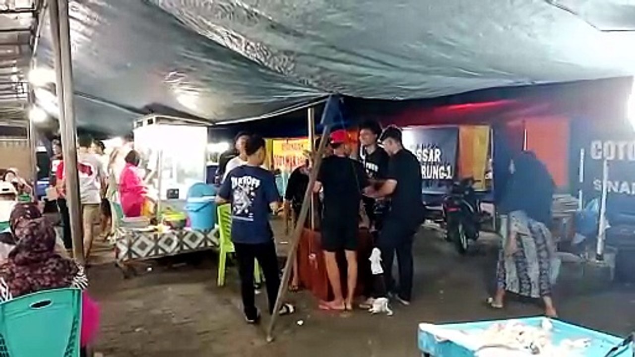 Anak muda Kampung Makassar mengamen dengan alat musik tradisional