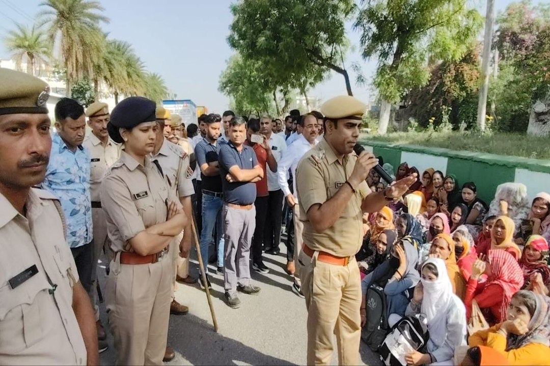 नीमराणा में श्रमिकों का फूटा गुस्सा, कंपनी गेट पर धरना
