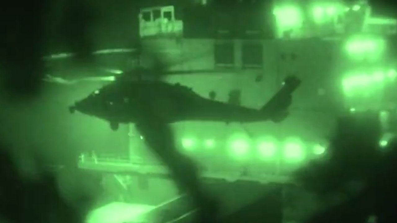 Il video dei marines che si calano con le corde sulla nave iraniana Touska e la sequestrano