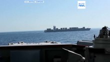 Момент, когда ВМС США обстреливают и захватывают сухогруз под флагом Ирана