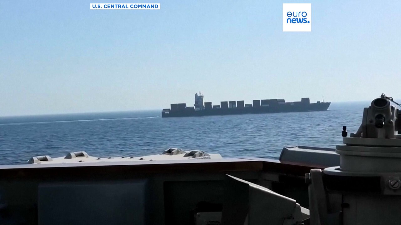 لحظة إطلاق البحرية الأمريكية النار والسيطرة على سفينة شحن ترفع العلم الإيراني