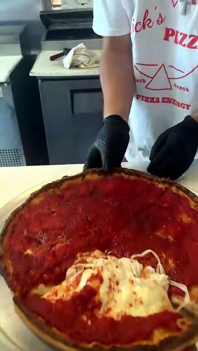 Deep dish pizza cheese pull 😮‍💨