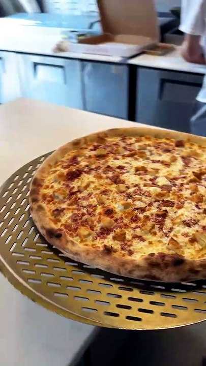 Fried chicken pizza
