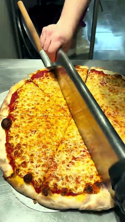 Large crispy cheese pizza 😍