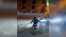 Sağanakta göle dönen sokakta yüzdü
