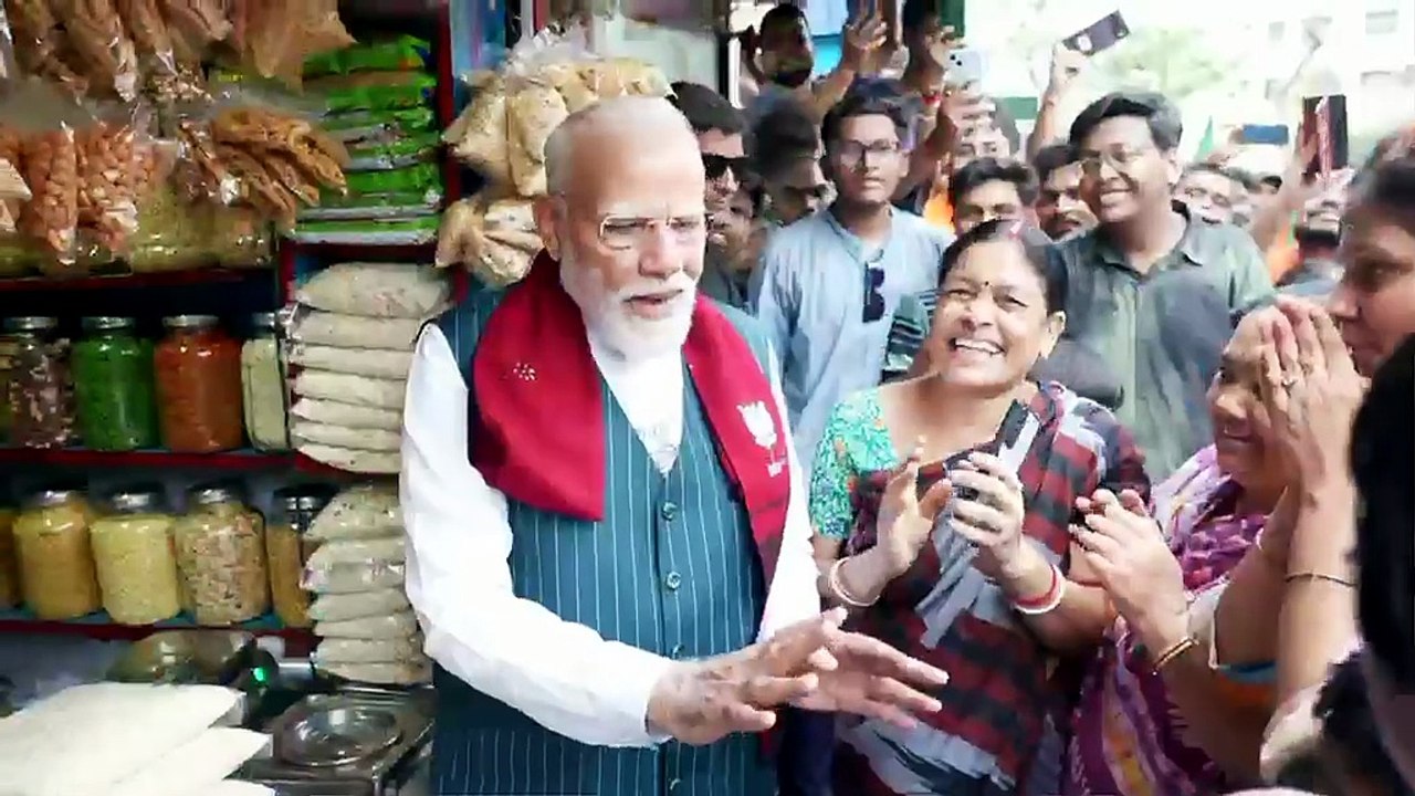 Video of PM having Jhalmuri at a local shop..