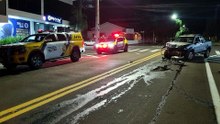 Carros batem de frente em frente a bar e motorista é detido por embriaguez
