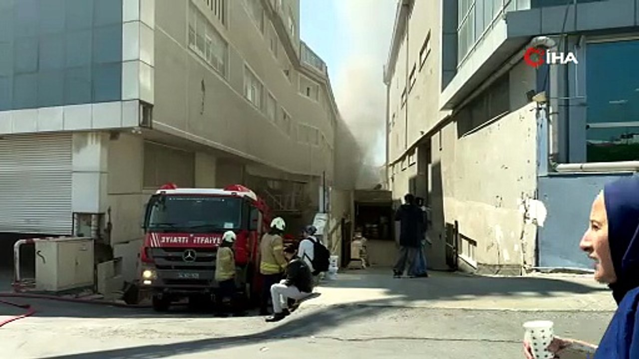 İstanbul'da korkutan yangın: Tekstil fabrikası alevlere teslim oldu