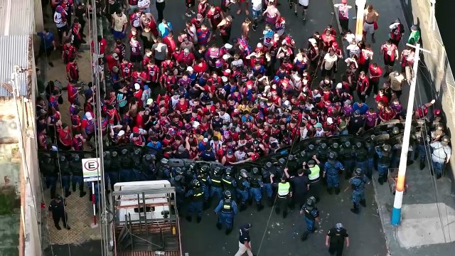 Primeros disturbios por el enojo de hinchas que no ingresaron al estadio