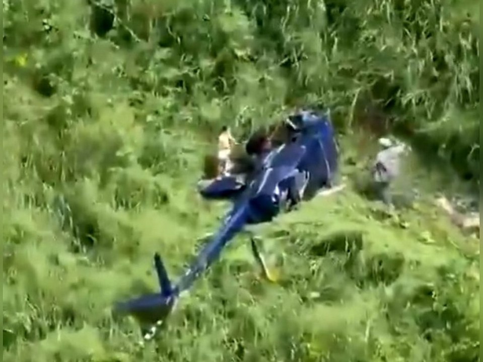 Hubschrauber stürzt gleich nach dem Start ab