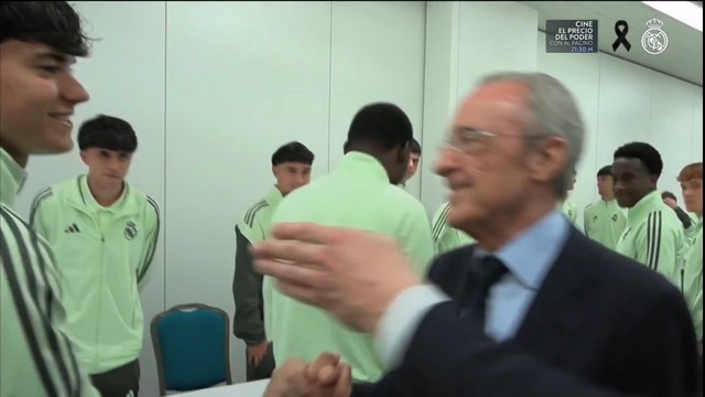Florentino saluda a los jugadores del Real Madrid antes de la final de la Youth League ante el Brujas