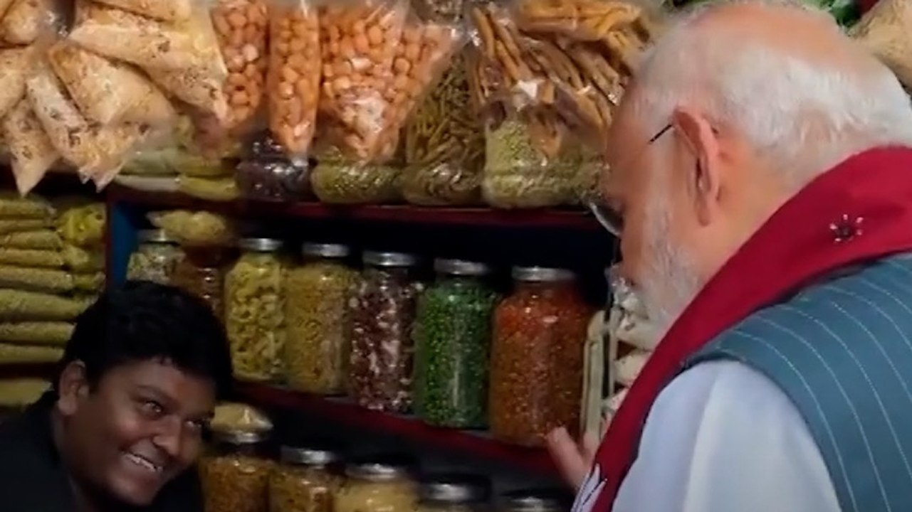 पश्चिम बंगाल के चुनावी दौरे में सड़क किनारे PM मोदी ने खाई झालमुड़ी, वीडियो हुआ जबरदस्त वायरल