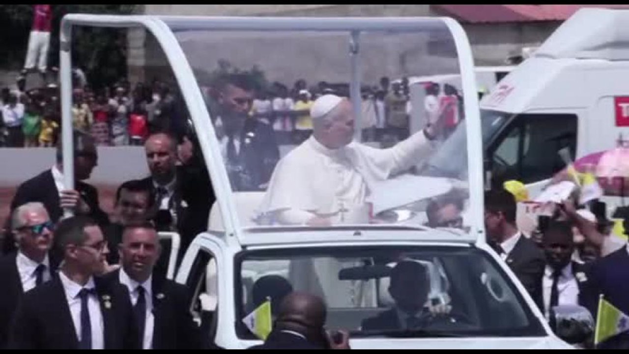 Il Papa in Angola saluta la folla in festa dalla papamobile